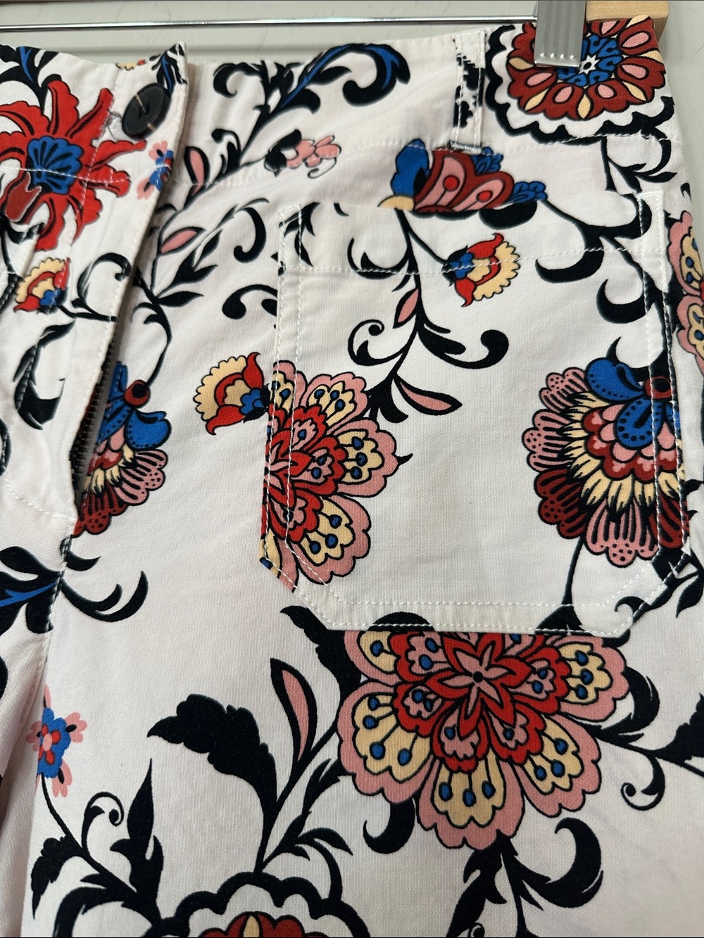 Nicole Miller White Floral Pants with Black, Red & Blue Accents Size 4 - Picture 3 of 8